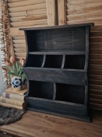 grutterskast, wandrek landelijk, houten wandkast, stoer wandrek, industrieel rek, landelijke woonaccessoires, aura peeperkorn stijl, hoffz stijl, keukenrek, wanddecoratie hout, opbergkast klein, decoratief wandrek, sober wonen